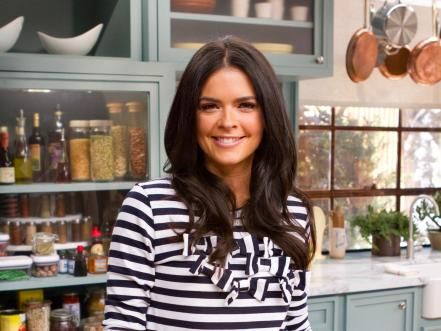 Learn little-known secrets about this co-host of The Kitchen. The Kitchen Food Network, Food Network Chefs, Celebrity Recipes, Food Network Star, Side Dish Recipes Easy, Bobby Flay, Celebrity Chef, Summer Entertaining, Easy Thanksgiving