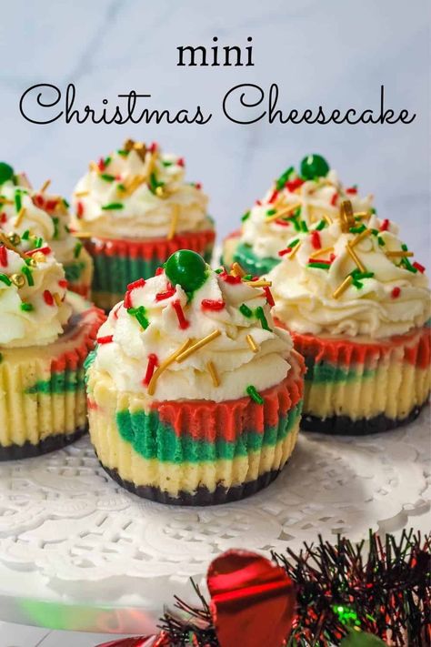 Christmas Cheesecakes, Christmas Cheesecake Recipes, Treats For Christmas, Christmas Cheesecake, Mini Cheesecake Recipes, Christmas Baking Recipes, Cheesecake Bites, Christmas Food Desserts, Mini Cheesecakes