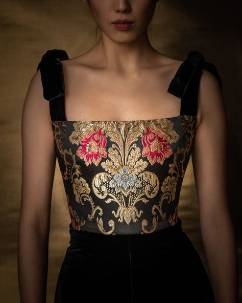 Brocade bustier | #ReemAcraFall19⁠ ⁠ Photograph Brocade Bustier, Corset Fashion Outfits, Trendy Outfits Indian, Reem Acra, Corset Fashion, Traditional Indian Outfits, Party Wear Indian Dresses, Red Carpets, Designer Dresses Indian