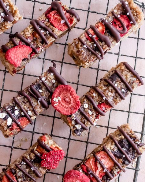 Super easy homemade & chewy Strawberry Banana Granola Bars that are dairy-free, low in sugar, and filled with wholesome ingredients! Strawberry Cheerio Bars, Homemade Strawberry Granola Bars, Freeze Dried Strawberry Granola Bars, Freeze Dried Strawberries Recipe, Protein Granola Bars Homemade, Simple Granola Bar Recipe, Raspberry Granola Bars, Yogurt Granola Bars, Strawberry Granola Bars