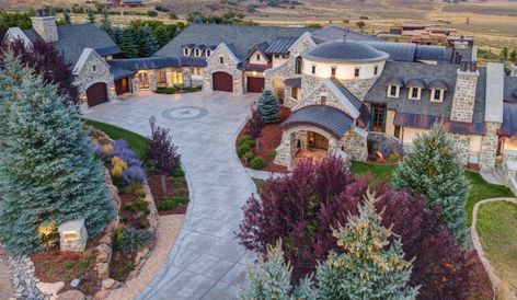 A Grand Mansion in the Mountains of Park City, Utah ⋆ Beverly Hills Magazine Crystal Palace Madrid, Suitcase Cake, Mountain Dream Homes, Rustic Front Door, Park City Ut, Two Story Foyer, Mega Mansions, Dream Mansion, Modern Architecture Building