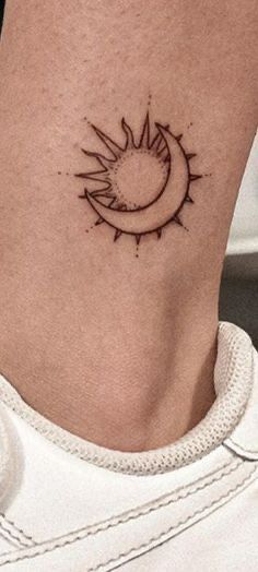 Moon Tatoos Aesthetic, 2003 Tattoo, Tattoos Hand, Sun And Moon Tattoo, Bff Tattoos, Stylist Tattoos, Classy Tattoos, Cute Tattoos For Women, Discreet Tattoos