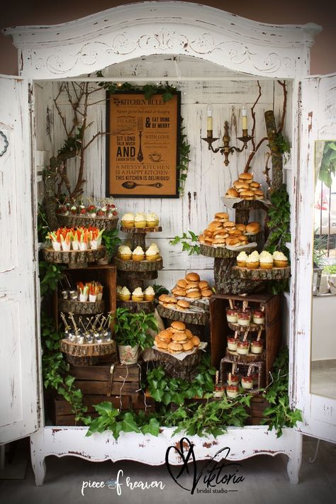 Formal Outdoor Party, Food Display For Wedding, Rustic Food Display Table, Outdoor Food Display Ideas, Wood Slice Food Display, Rustic Outdoor Party Decorations, Vintage Wedding Food Table, Wedding Baked Goods Table, Wedding Pizza Oven