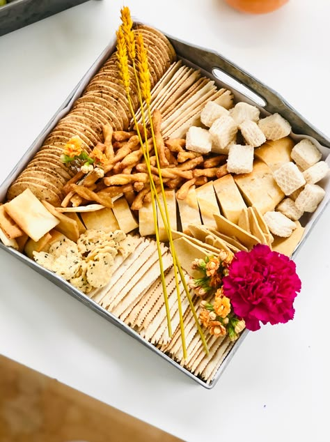 Cracker Basket Display, Bread And Cracker Display, How To Serve Crackers At A Party, How To Arrange A Cheese And Cracker Tray, How To Display Crackers For A Party, Cracker Display Ideas, Bread Serving Ideas, Cheese And Crackers Display, Bread Board Display