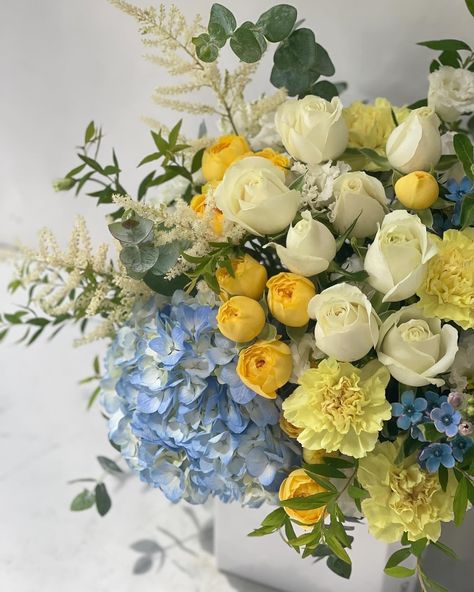 Light Blue And Yellow Flower Arrangements, Blue And Yellow Flower Arrangements, Yellow Flower Arrangements, Yellow Blue Flowers, Debut Ideas, Green Bouquet, Sisters Wedding, White And Blue Flowers, Arrangement Ideas