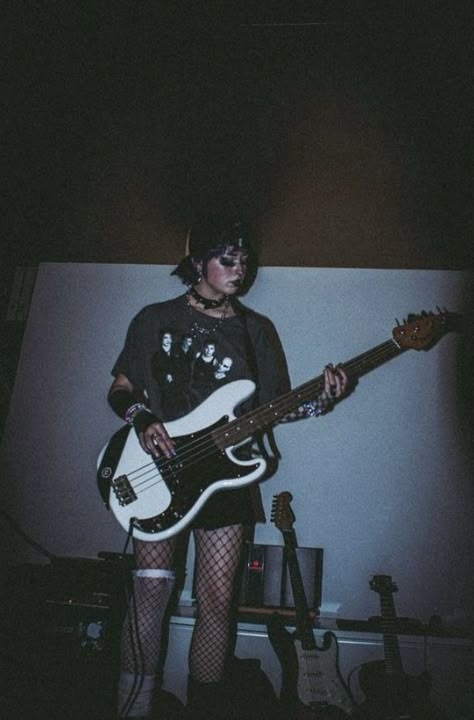 Madeleinecore Aesthetic, Indie Grunge Aesthetic Pictures, Band Grunge Aesthetic, Real Grunge 90s Aesthetic, Grunge Lifestyle Aesthetic, Aesthetic Grunge Photos, Bass Aesthetic Grunge, Skater Girl Aesthetic Grunge, Grunge Metal Aesthetic