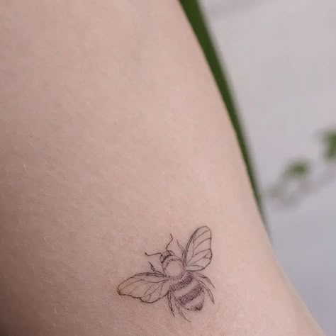 Small Simple Fine Line Tattoos, Two Bee Tattoo, Bumble Bee Finger Tattoo, Bee Back Tattoo, Minimalist Fine Line Tattoo, Carpenter Bee Tattoo, Fineline Bee Tattoo, Bee Fine Line Tattoo, Bee Tattoo Outline