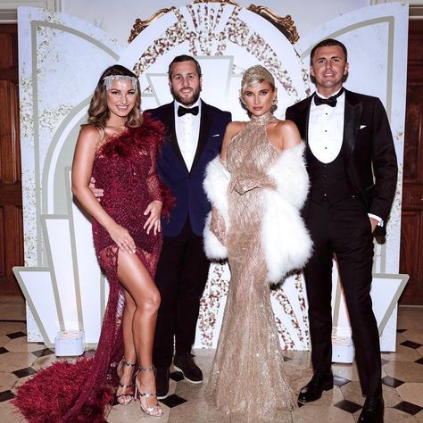 Samantha Faiers on Instagram: “Sister’s 30th Birthday Gatsby Party 🎈 ohhh what a night it was 🥂💃🏽” Great Gatsby Red Dress, Gatsby Party Couple Outfits, 30s Party Outfit, Caberet Theme Party, The Great Gatsby Prom Dresses, Gatsby Gala Outfits, 1920s Outfit Ideas Gatsby, Gaspy Outfits, Great Gatsby Outfits For Women