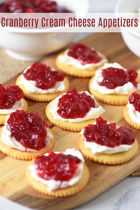 Make these simple and delicious Ritz cracker cranberry cream cheese appetizers, perfect for holiday parties and family get togethers. Cream Cheese Appetizers, Cracker Appetizers, Crackers Appetizers, Swedish Fika, Ritz Cracker Recipes, Spring Appetizers, Cream Cheese Appetizer, Gluten Free Puff Pastry, Ritz Cracker