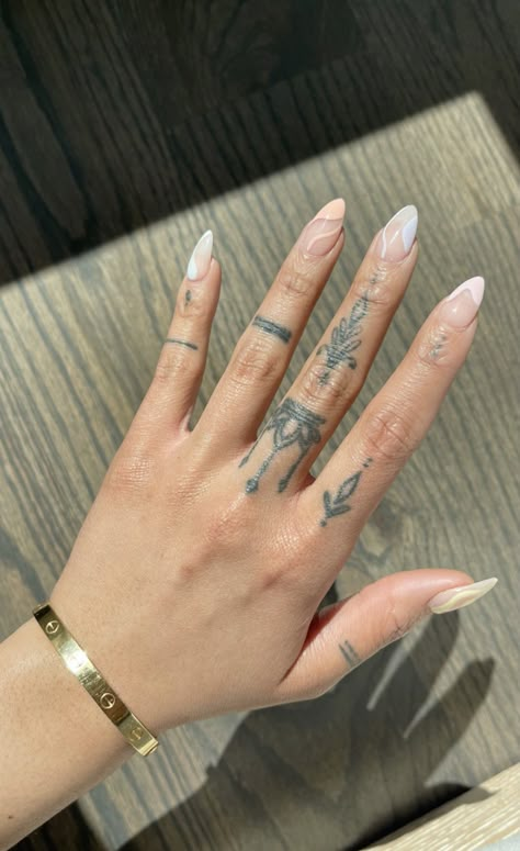 Hand Palm Tattoos, Rihanna Hand Tattoo, Hand Tatts, Tattoo Main, Herren Hand Tattoos, Maching Tattoos, Henna Inspired Tattoos, Realistic Tattoo Sleeve, Hand Tattoos For Girls