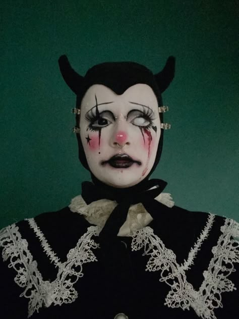 Clown Witch Costume, 1920s Witch Aesthetic, Classic Halloween Makeup, Vintage Circus Makeup Burlesque, Vintage Clown Makeup Men, Scary Clowns Costume, Vampire Clown Costume, Black And White Jester Costume, Old School Clown Makeup