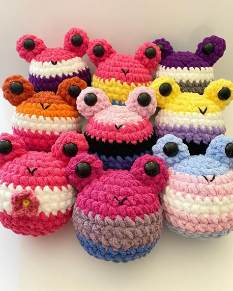 Pride Crochet Plushies, Subtle Pride Crochet, Pride Month Crochet Ideas, Lgbtq Crochet Patterns, Lgbtq Crochet Ideas, Pride Crochet Projects, Pride Month Crochet, Pride Crochet Patterns Free, Crochet Pride Ideas