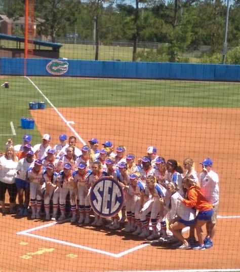 Gators Softball, Softball Aesthetic, Florida Gators Softball, Big Happy Family, Best Friend Stuff, Sport Pictures, Softball Life, Friend Stuff, Dream College