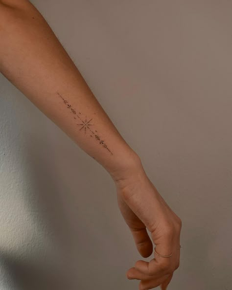 Star Inspired Tattoo, Star Tattoo Arm, Tattoos Pulseras, Simple Arm Tattoos, Tiny Wrist Tattoos, Tattoo Spots, Small Girly Tattoos, Boho Tattoos, Spine Tattoos For Women