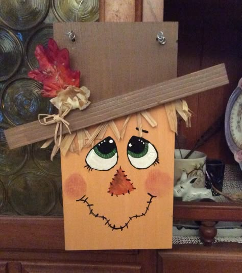 Scarecrow Made Out Of Pallet Wood, How To Paint A Scarecrow Face On Wood, Scarecrow Block Of Wood, Wooden Scarecrow Ideas Diy, Pallet Wood Scarecrow, Dollar Tree Scarecrow Diy, Wood Block Scarecrow, Wood Scarecrow Crafts, Wood Scarecrow Ideas