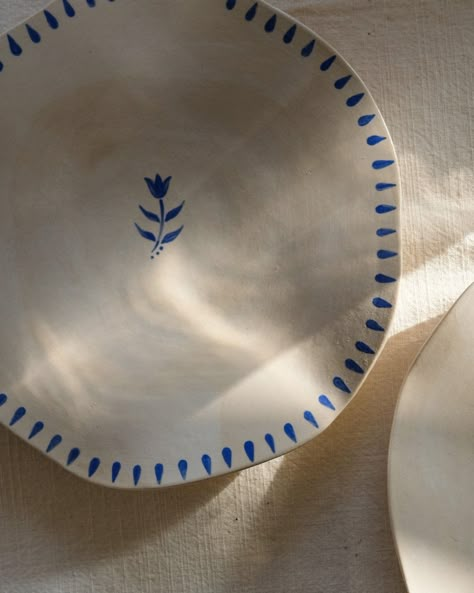 Blue and white ceramic plates, hand painted in a simple border and floral motif inspired by the beautiful wall murals of India.  Decorative ceramic plates for a gallery wall, alternative wall art, painted ceramics, pottery painting ideas. Stoneware Painting Ideas, Simple Clay Painting Ideas, Diy Painted Wedding Plates, Simple Plate Designs, Painting On Plates Ideas, Paint On Plate, Porcelain Plate Painting, Wall Plates Decor Diy, Hand Painted Pottery Ideas Simple