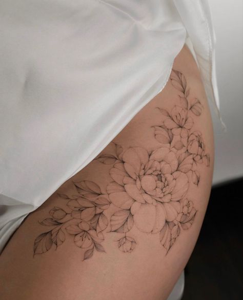 Tattoo Earthy, Best Thigh Tattoos, Side Thigh Tattoos Women, Tatoo Rose, Tattoo Para, Arm Tattoos For Women Forearm, Thigh Tattoos For Women, Floral Hip Tattoo, Flower Hip Tattoos