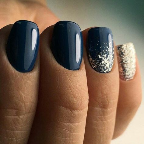 Biab Nails Inspiration Winter 2024, Navy Dipped Nails, Shellac Nails Winter 2023, Navy And Silver Gel Nails, Short Gel Nails Winter 2023, Winter Gel Dip Nails, Navy Blue Dip Nail Ideas, Short Nails Acrylic Dark Colors, Navy Sns Nails