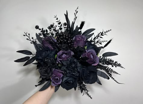 Black Bouquet Wedding, Wedding Dark Purple, Wedding Bouquet Black, Gothic Bouquet, Purple Black Wedding, Dark Purple Wedding, Purple Flower Bouquet, Converse Wedding, Dark Wedding Theme