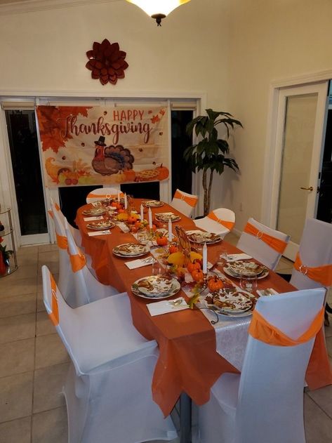 Friendsgiving Office Party, Friends Giving Ideas Decor, Thanksgiving House Decorations, Friendsgiving Table Set Up, Thanks Giving Decoration Ideas, Friendsgiving Backdrop Ideas, Friends Giving Dinner Party Ideas, Thanksgiving Set Up, Thankgiving Setup Table