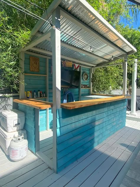 Beach Outdoor Kitchen, Small Pool Bar Ideas, Home Beach Bar, Dock Bar, Outdoor Beach Bar Ideas, Outdoor Pool Bar Ideas, Poolside Tiki Bar Ideas, Tiki Bar Poolside, Cheap Outdoor Bar Ideas Backyards