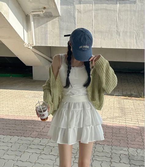 Green White Outfit, Japan Outfits, Blue Baseball Cap, Cute Streetwear, Olive Green Cardigan, Oufits Casual, Tiered Mini Dress, Hairstyles Women, Skirt Y2k