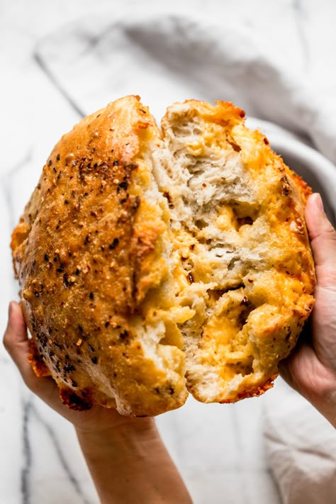 A foolproof recipe for homemade No-Knead Spicy Cheese Bread. 10-Minute Prep, 5 Ingredients & made in a dutch oven like a pro! Spicy Cheese Bread, Butter Bread Recipe, Cheese Broccoli, Cheese Bread Recipe, Oven Bread, Dutch Oven Bread, Spicy Cheese, Artisan Bread Recipes, Knead Bread