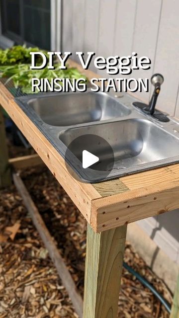 Outdoor Sink From Water Hose, Outdoor Vegetable Washing Station, Veggie Wash Station, Diy Vegetable Washing Station, Outdoor Garden Sink Station, Diy Sink Stand, Outdoor Sink Drainage Ideas, Camp Sink Diy, Old Sink Repurpose