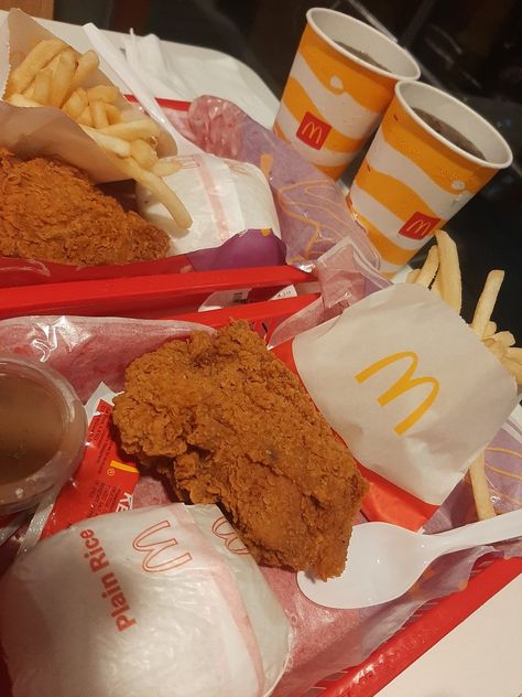 Mcdonald's Food Pictures, Mcdo With Bf, Jollibee Date, Mcdo Meals, Mcdo Food, Mcdonald's Aesthetic, Mc Donald's, Easy Egg Recipes, Fast Foods