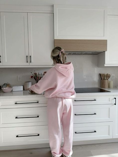 Aritzia Sweat Set Outfit, Aritzia Sweat Set, Sweat Set Outfits Women, Pink Sweatpants Outfit, Sweat Set Outfits, Thick Outfits, Pink Sweatsuit, Matching Sweat Set, Soft Feminine Outfits