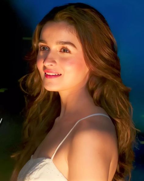 Alia Brahmastra Look, Alia Bhatt In Brahmastra, Ab Aesthetic, Alia Bhatt Makeup, Bollywood Aesthetics, Aliya Bhatt, Wwe Logo, Palm Mehndi Design, Alia Bhatt Photoshoot