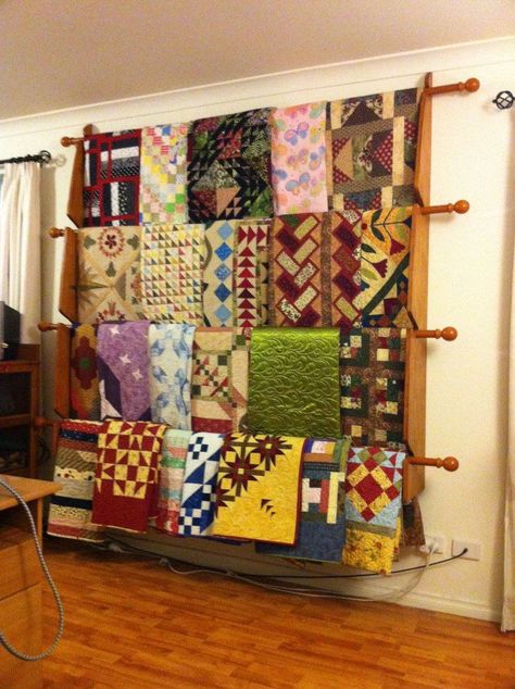 Quilt Display Racks, Blanket Homemade, Quilt Display Ideas, Patchwork Blankets, Quilt Room Ideas, Displaying Quilts, Quilt Racks, Quilting Easy, Decorating With Quilts