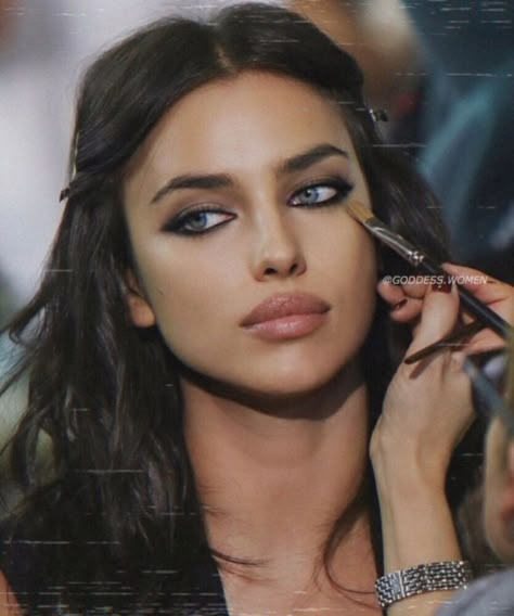 Uploaded by 🥀🍃. Find images and videos about beauty, model and irina shayk on We Heart It - the app to get lost in what you love. Estilo Gossip Girl, Maquillage On Fleek, 90s Makeup, Makijaż Smokey Eye, Dope Makeup, Makeup Obsession, Irina Shayk, Dark Feminine, Editorial Makeup