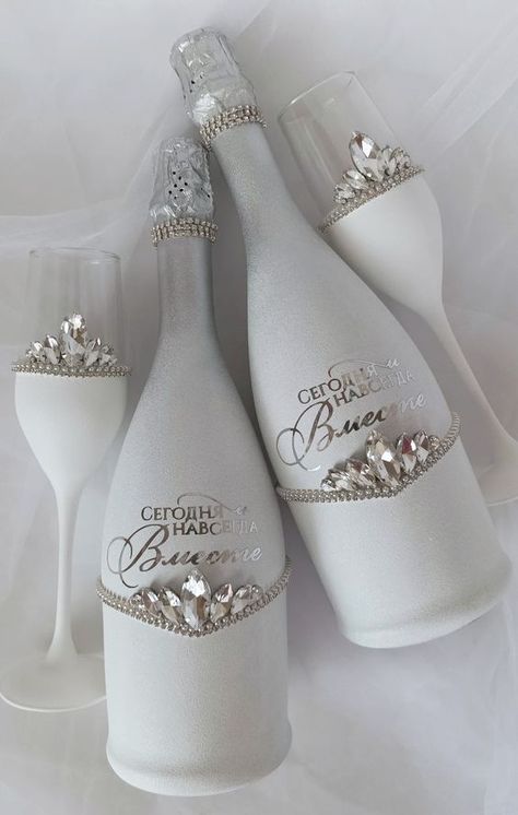 Wedding Bottle Decorations, Wedding Glasses Decoration, Wedding Champagne Bottles, Wedding Glasses Diy, Bedazzled Liquor Bottles, Glitter Wine Glasses Diy, Decorated Liquor Bottles, White Silver Wedding, Wine Gift Ideas