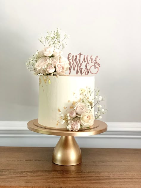 Wedding Cake 1 Tier Beautiful, Engagement Cakes 1 Tier, Bridal Shower Cake Floral, Cake With Baby Breath Flowers, White And Rose Gold Cake, Simple One Tier Cake, Nikah Cake Ideas, Bridal Shower Cake Ideas Elegant, Engagement Cakes Ideas