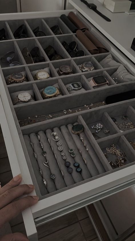 Closet Compartment Ideas, Dressing Table Jewelry Storage, Jewelry Organizer Wardrobe, Closet Accessories Organization, Aesthetic Closet Ideas, Jewelry Organizer Closet, Watch Organization, Jewelry Drawer Organizer, Hall Room Design