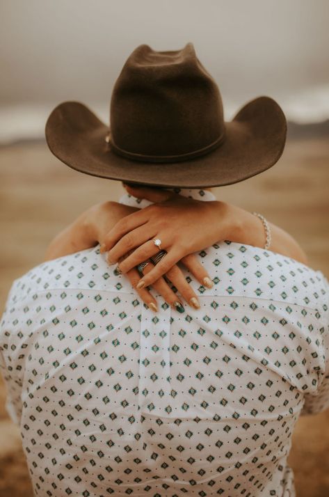 Country Engagement Announcement, Antler Engagement Photos, Western Engagement Announcement, Hay Bale Engagement Photos, Engagement Outfits Country, Highland Cow Engagement Photos, Engagement Photos Rustic Ideas, Engagement Photos With Family, Classy Country Engagement Photos