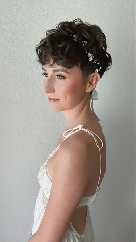 Short Bridal Hair Pixie, Pixie Hair Bridesmaid Hairstyles, Short Curly Hair Bride Styles, Pixie Wedding Styles, Pixie Bride Hair, Short Hair Styles For Brides With Veil, Lesbian Wedding Hairstyles Short, Wedding Hairstyles Pixie Hair, Brides With Pixie Haircut