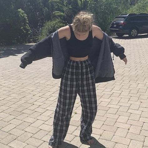 Goth Outfit, Mode Hippie, Flannel Outfits, Fashion 90s, Flannel Pants, Tumblr Outfits, Baggy Pants, Swaggy Outfits, Mode Inspo