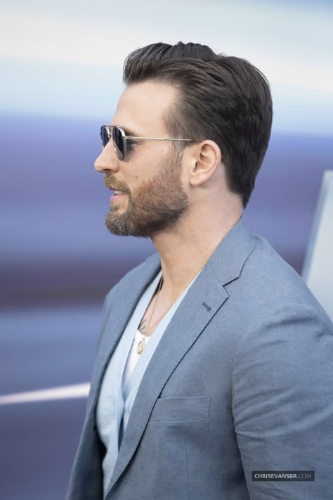 Chris Evans Hairstyle, Chris Evans Long Hair, Chris Evans Dark Aesthetic, Steve Rogers Long Hair, Chris Evans Haircut, Chris Evans Side Profile, Evans Aesthetic, Chris Evans Backwards Hat, Men's Haircut