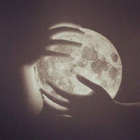 I wish I could hold the moon in my hands Foto Tips, Beautiful Moon, Moon And Stars, Moon Stars, Moon Child, Pics Art, Creepers, Moon Phases, Sun Moon