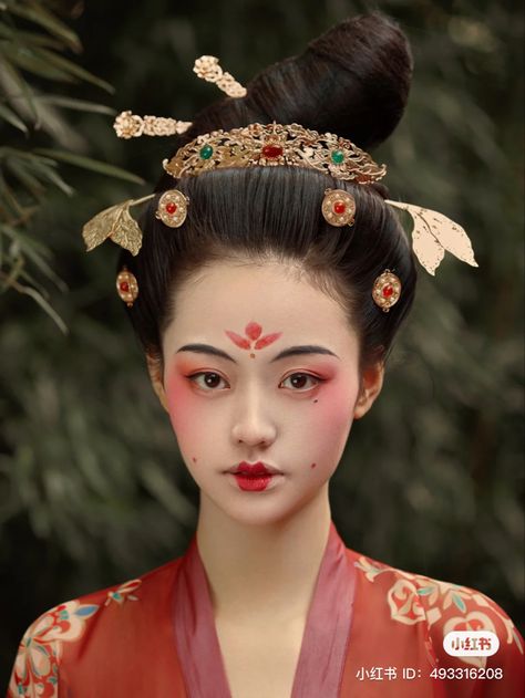 Japan Traditional Makeup, Hanfu Makeup Look, Japanese Make Up Traditional, Chinese Drama Makeup, Traditional Asian Makeup, Chinese Hanfu Makeup, Qing Dynasty Makeup, Ancient China Makeup, Chinese Make Up Traditional