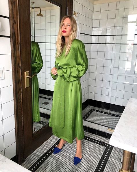 Best Winter Outfit Ideas Pinterest 2020: Long Satin Dresses on Jessie Bush Jessie Bush, Green Satin Dress, Suits Outfits, Trending On Pinterest, Fest Outfits, Mode Hippie, True Spring, Satin Dress Long, Beige Outfit