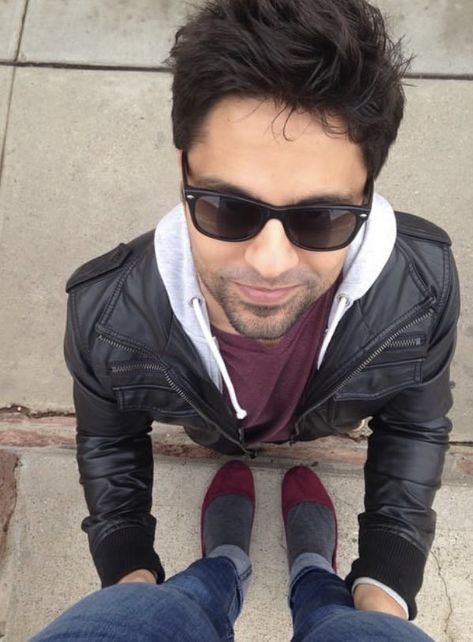 Ray William Johnson, Your Favorite Martian, My Favorite Martian, William Johnson, Spiritual Animal, Super Funny Pictures, Out Of Pocket, Game Movie, News Reporter