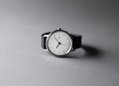 Sazare applies Japanese craftsmanship to a beautifully designed 36mm watch. The new watches are minimal in size and minimalist in design. Minimal Watch Design, Interesting Watches, Japanese Watch, Minimal Watch, Men's Watch Accessories, Goods Design, Japanese Craftsmanship, Wrist Watch For Men, Science Jewelry