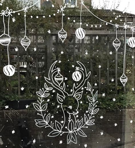 Drawing On Windows Christmas, Store Front Christmas Window Display, Chalk Art Christmas, Xmas Window Decorations, Christmas Draw, Winter Windows, Painting On Glass Windows, Kitchen 2023, Christmas Window Painting