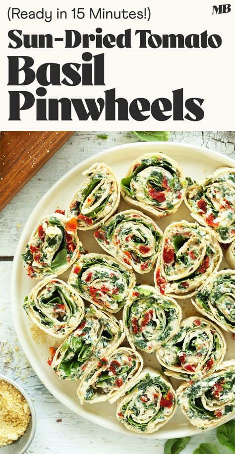 Amazing, flavorful Sun-Dried Tomato and Basil Pinwheels that come together in 15 minutes with 8 ingredients. The perfect crowd-pleasing, summer appetizer. Tomato Basil Pinwheels, Lunch Platter, Sunday Snacks, Breakfast At Tiffanys Party Ideas, Healthy Food Dinner, Thm Baking Blend, Burger Bbq, Tiffanys Party Ideas, Purple Octopus