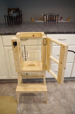 Kitchen Stools Diy, Tour Montessori, Diy Learning Tower, Learning Tower Diy, Step Stool Diy, Toddler Kitchen Stool, Kitchen Helper Tower, Baby Chairs, Diy Kids Kitchen