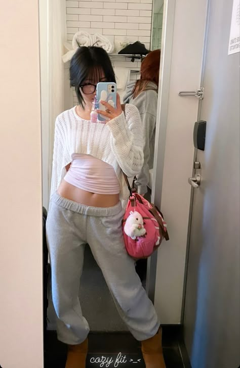 Cozy Cute At Home Outfits, Coquette Sweatpants Outfit, Croquette Outfits, Winter Outfits Comfy, Aesthetic Winter Outfits, Girly Fits, Outfits Comfy, Comfy Sweatpants, Sweatpants Outfit