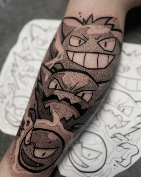 Instagram Giratina Tattoo, Pokemon Tattoo Sleeve, Haunter Tattoo, Majora's Mask Tattoo, Tattoos Pokemon, Anime Tattoo Artist, Charmander Tattoo, Charizard Tattoo, Gengar Tattoo